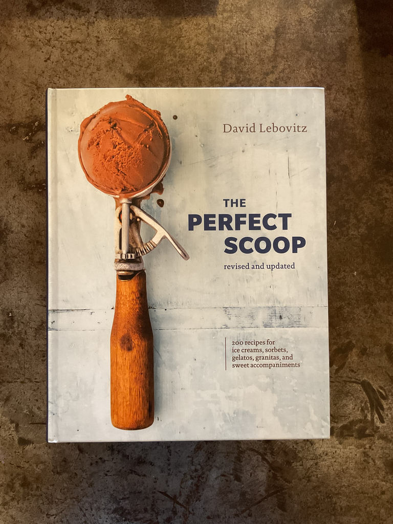 The Perfect Scoop, Revised and Updated - 200 Recipes for Ice Creams, Sorbets, Gelatos, Granitas, and Sweet Accompaniments a Cookbook by David Lebovitz