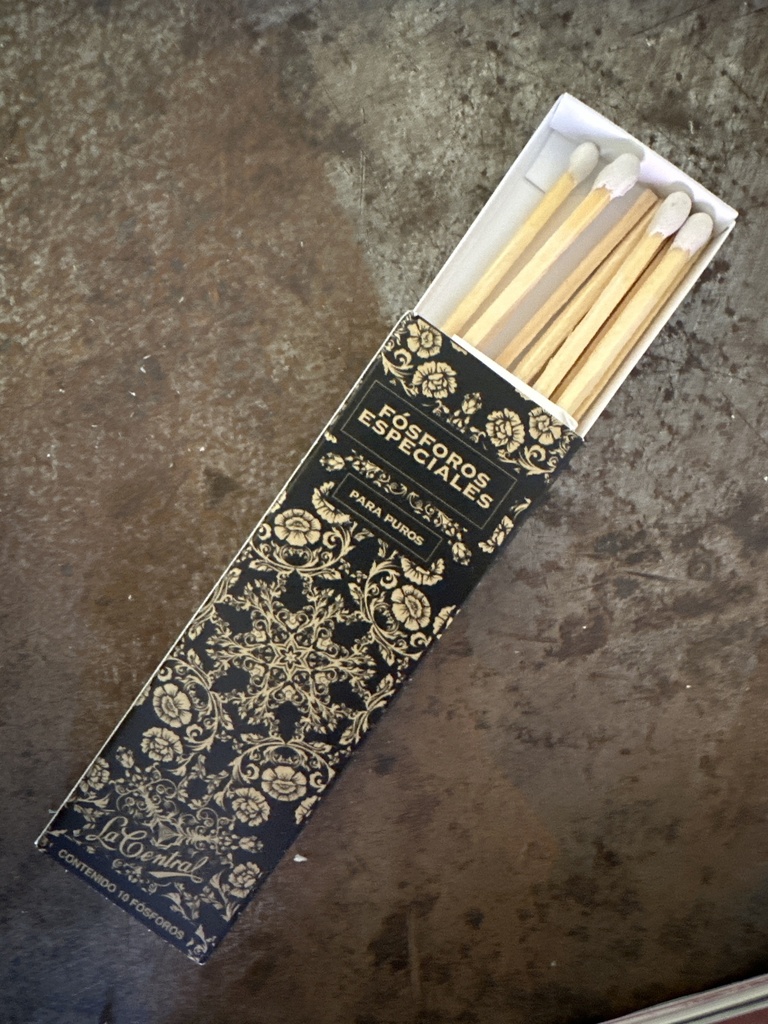 Cerillos. Fósforos especiales para puro. La Central 