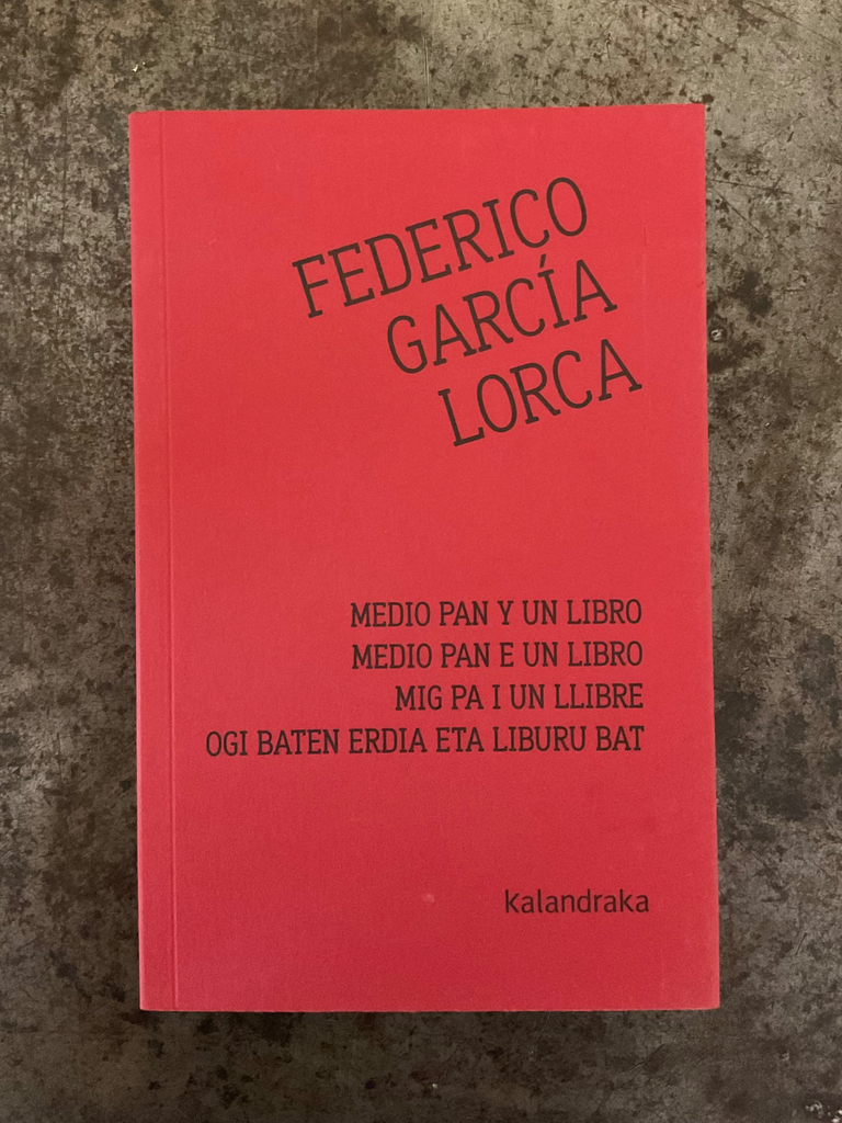 Medio pan y un libro