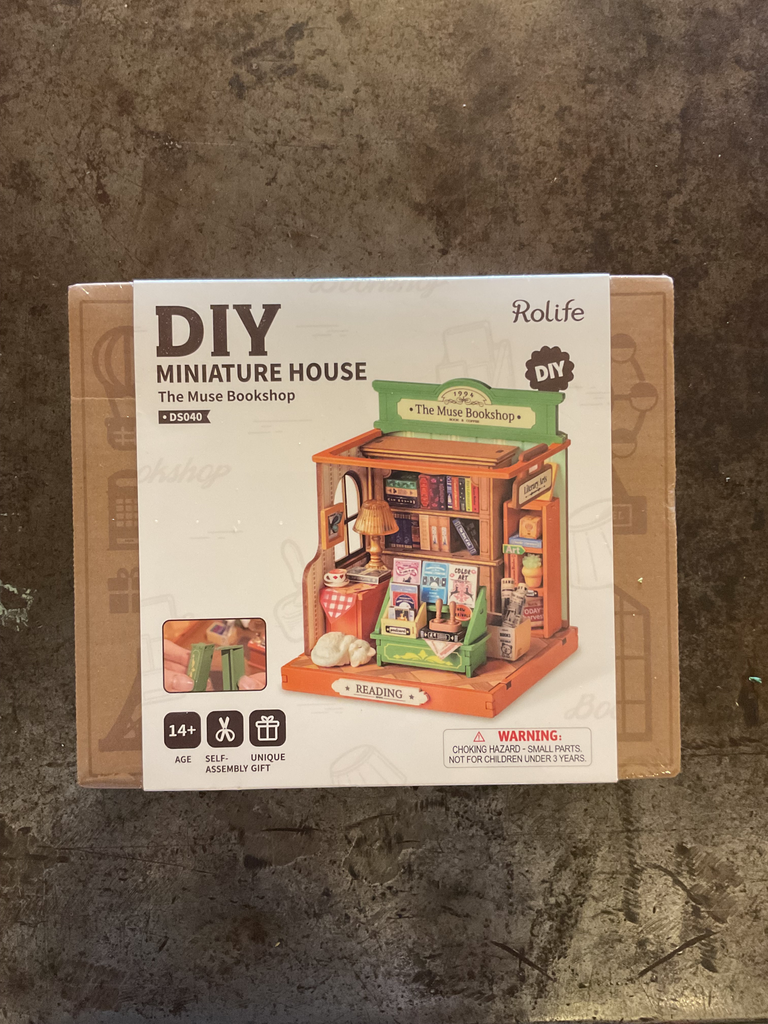 DIY miniatura house. The Muse Bookshop