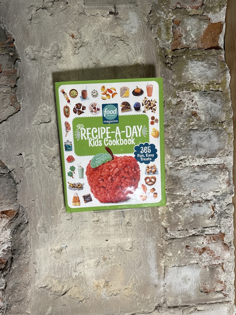 Food Network Magazine the Recipe-A-Day Kids Cookbook: 365 Fun, Easy Treats