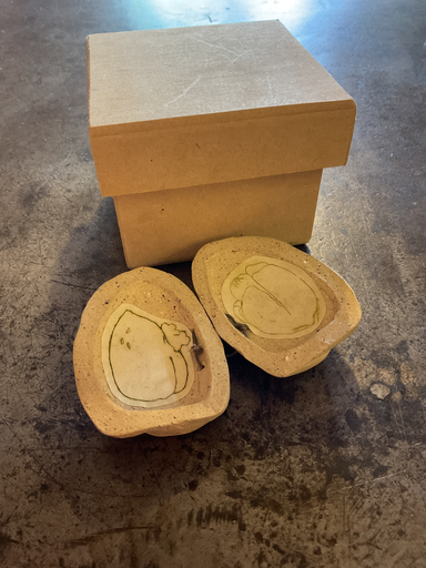 Almendra de cerámica de alta temperatura con grabado en punta seca impresos en papel kozo. Yessica Díaz.